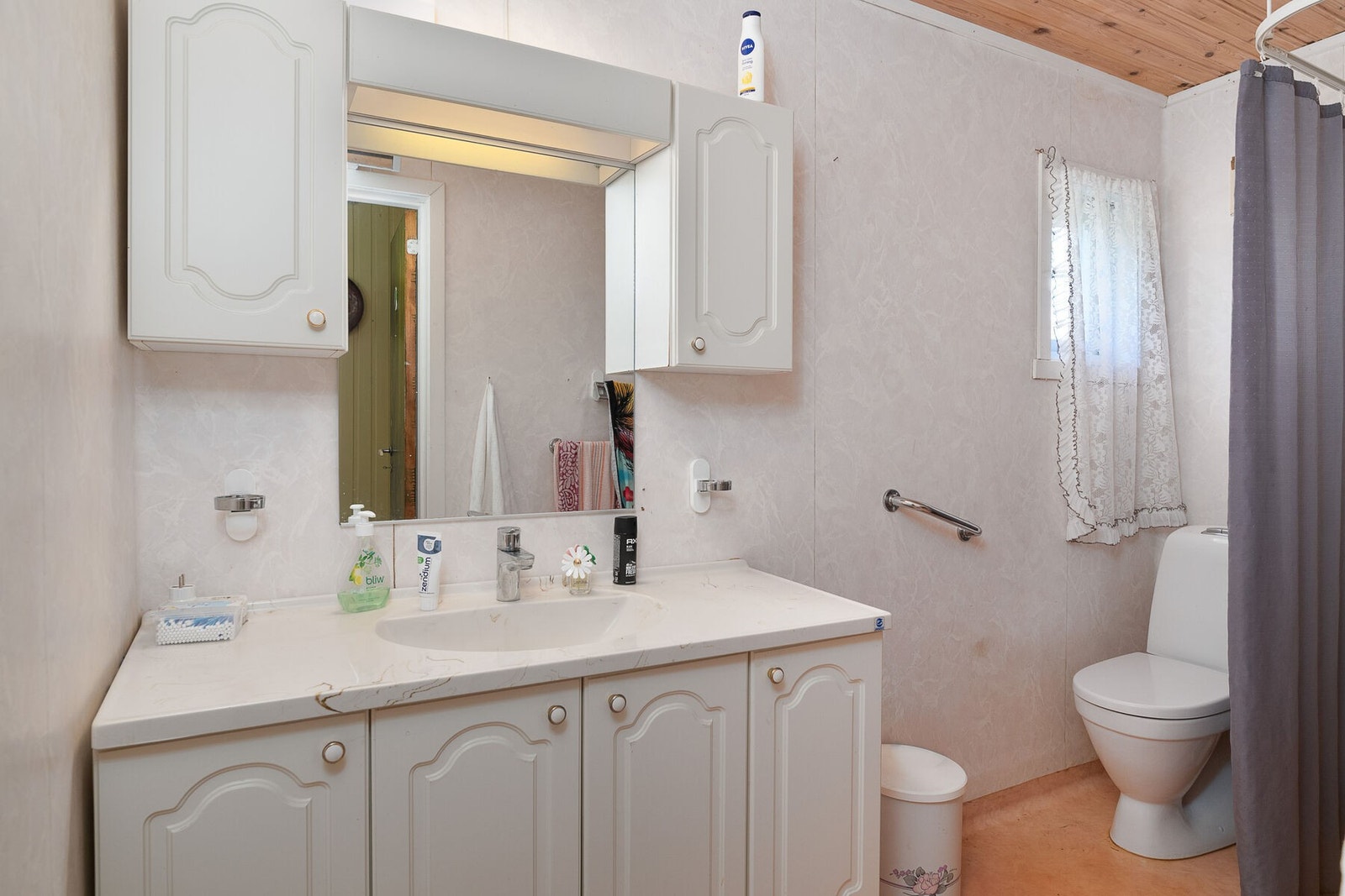 Eldre bad med behov for oppgradering. Badet har innredning med servant, toalett og dusj. Galleribilde