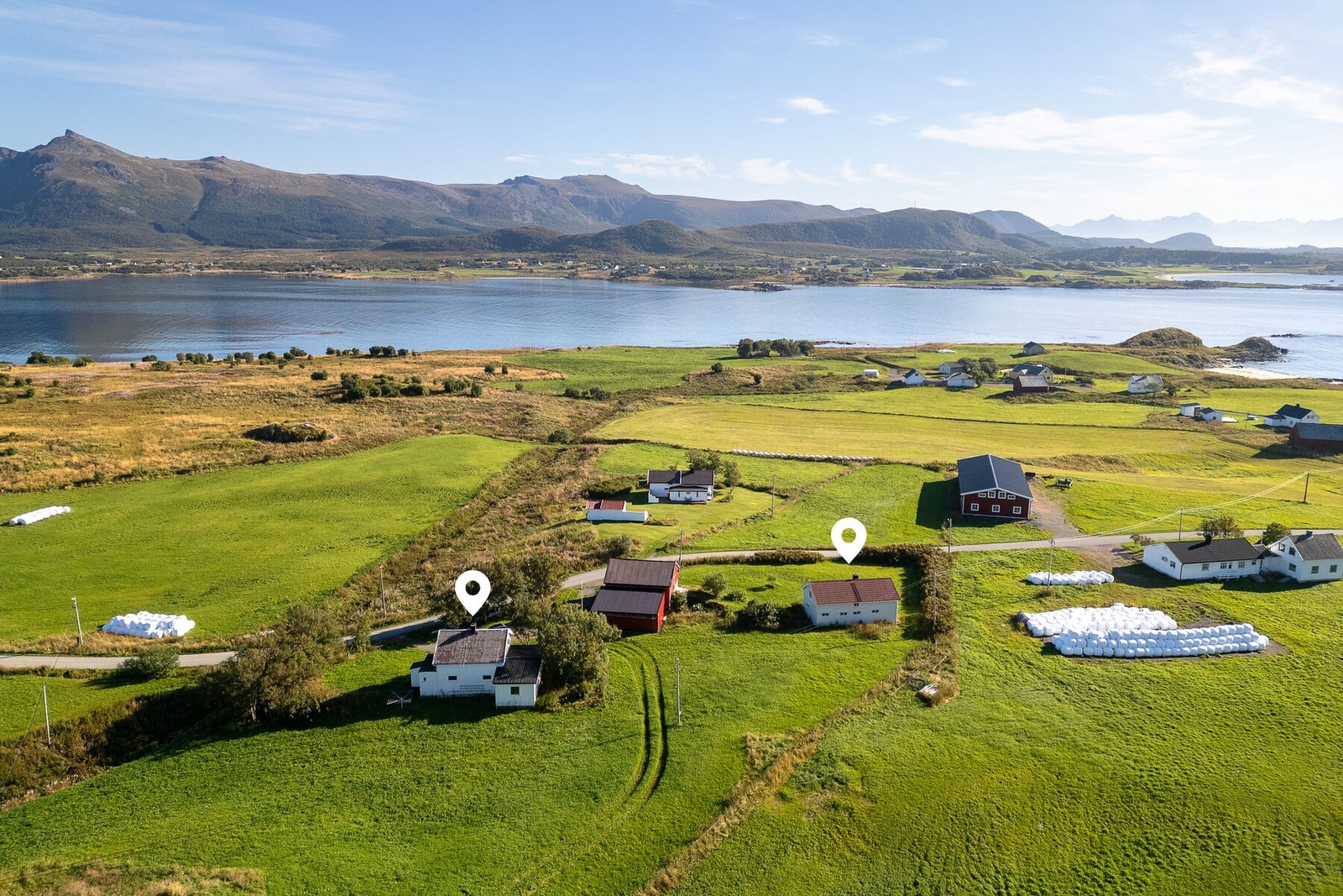 Velkommen til Søbergsveien 83 og 85 og denne innholdsrike eiendommen på vakre Søberg i Bø i Vesterålen! Foto: Lunde Images AS Galleribilde