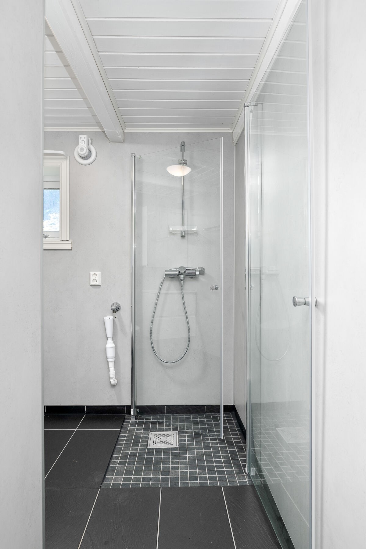 Badet har våtromsplater på veggene, og flislagt gulv med elektrisk gulvvarme. Det er også opplegg for vaskemaskin. Galleribilde