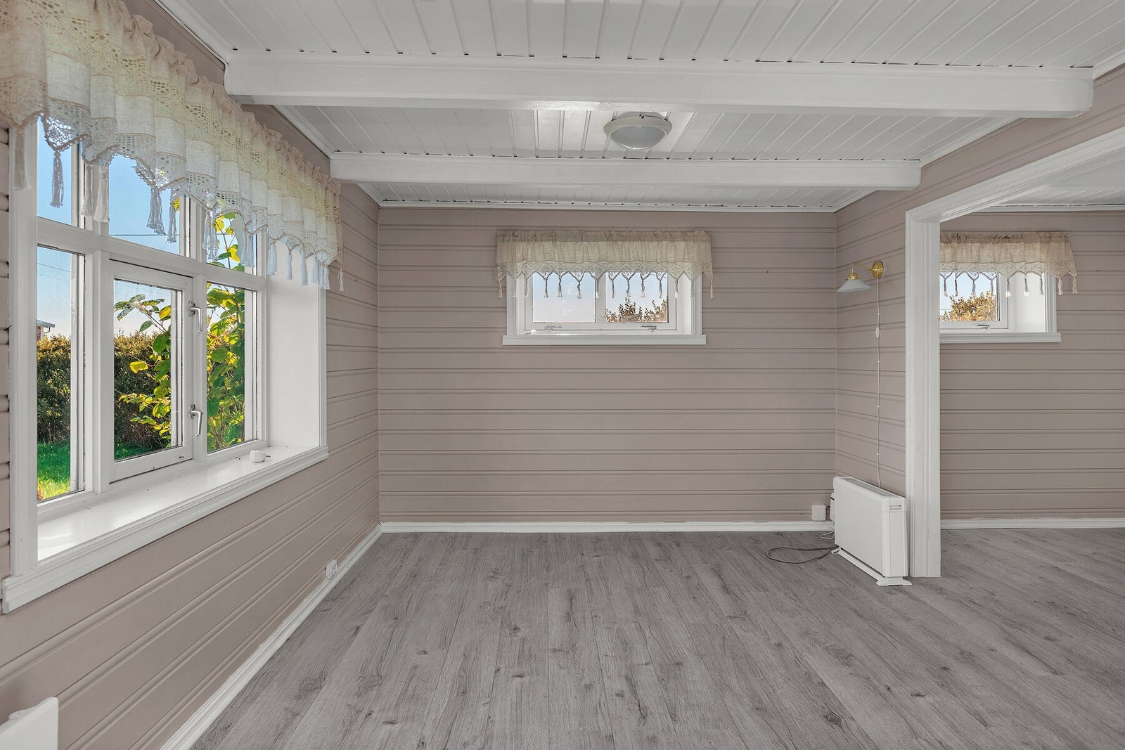 Innvendige overflater er stedvis oppgradert, blant annet med nytt gulv i stuen. Galleribilde