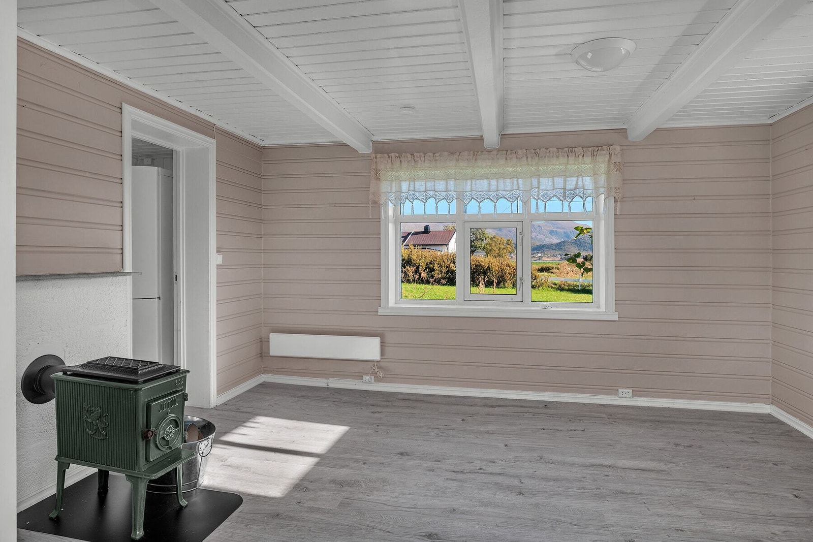 Koselig stue med vedfyring, gode lysforhold og fin utsikt. Galleribilde