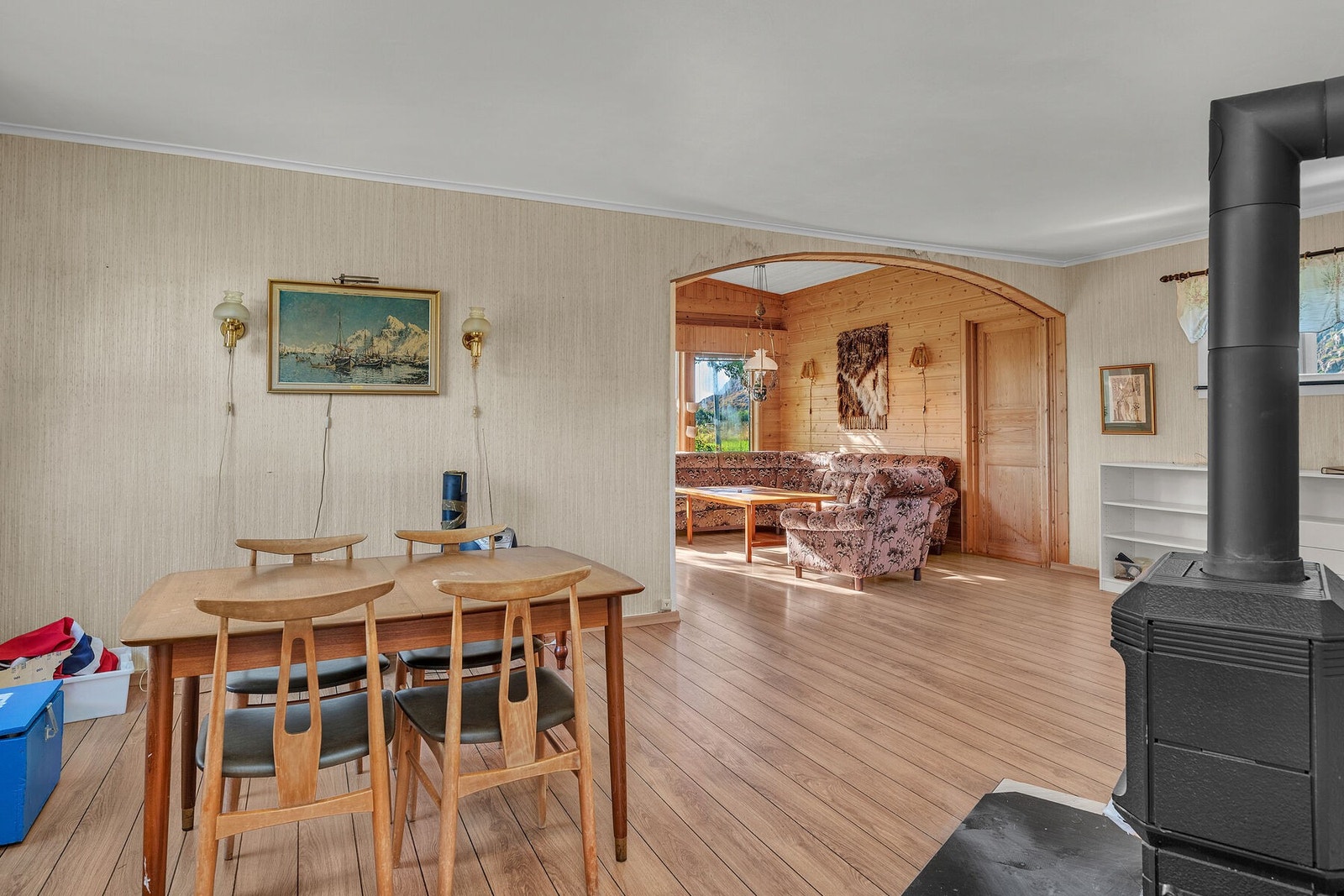 Stuen er romslig, og har god plass til flere møbleringssoner. Galleribilde