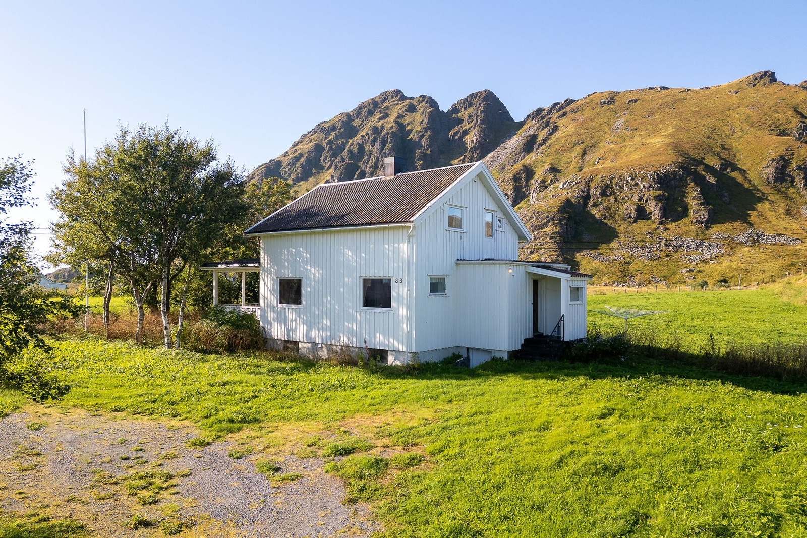 Søbergsveien nr. 83 er en koselig enebolig som ble oppført i 1962, og tilbygd i 1987. Galleribilde