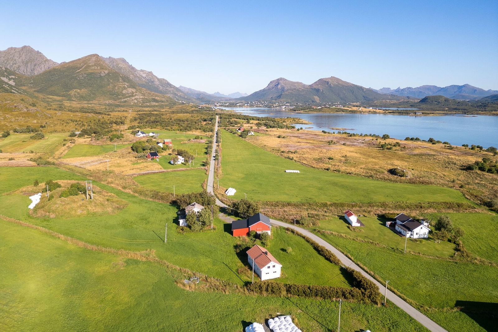 Naturskjønne omgivelser med gode rekreasjonsmuligheter i skogen, på fjellet og ved sjøen. Galleribilde
