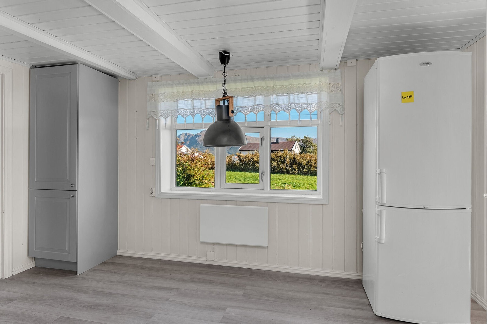 Ved kjøkkenvinduet er det plass til en hyggelig frokostgruppe med utsikt mot omgivelsene. Galleribilde