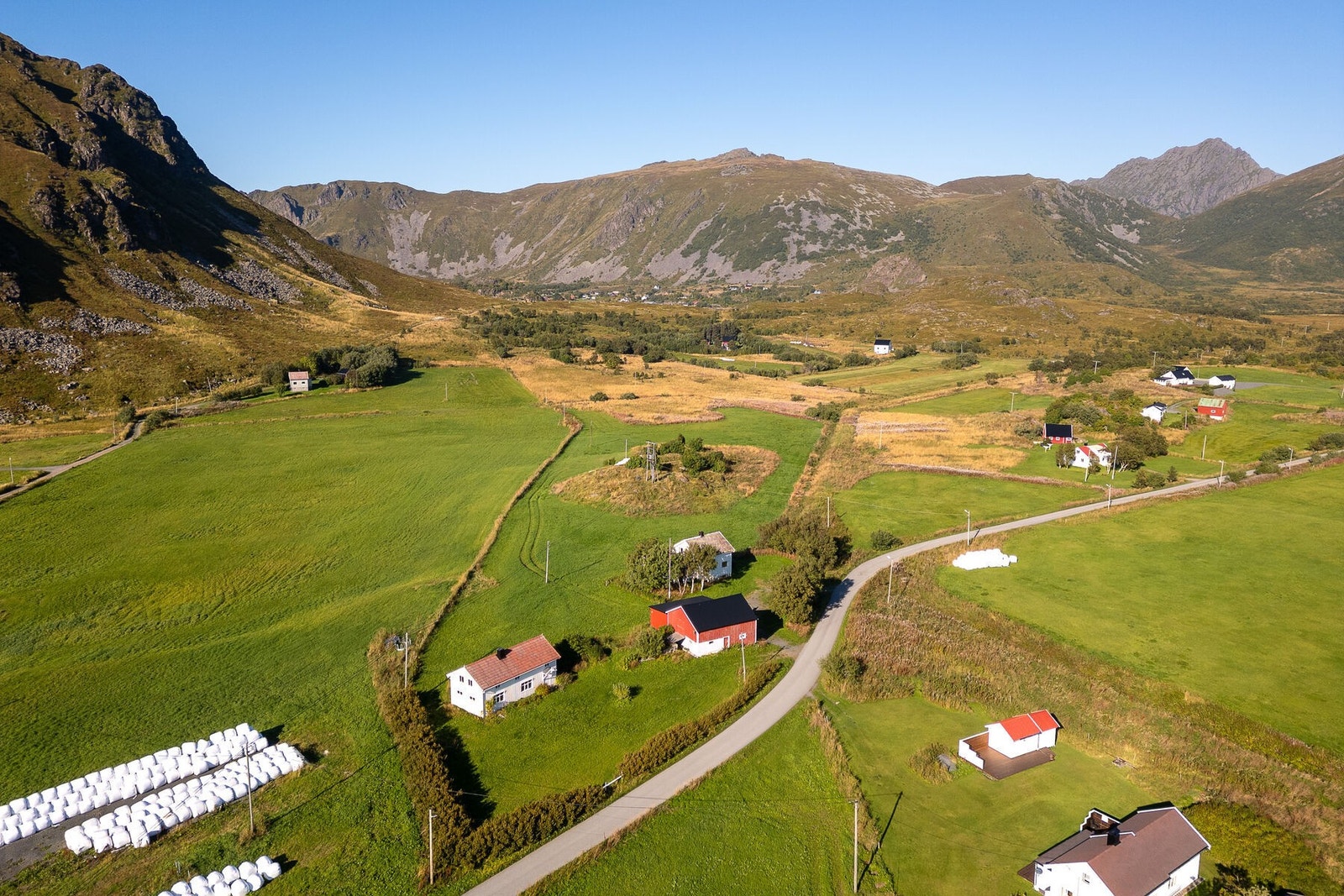 Eiendommens ene teig grenser til sjø og ligger på Langholmen, like ved Søbergssanden. Galleribilde