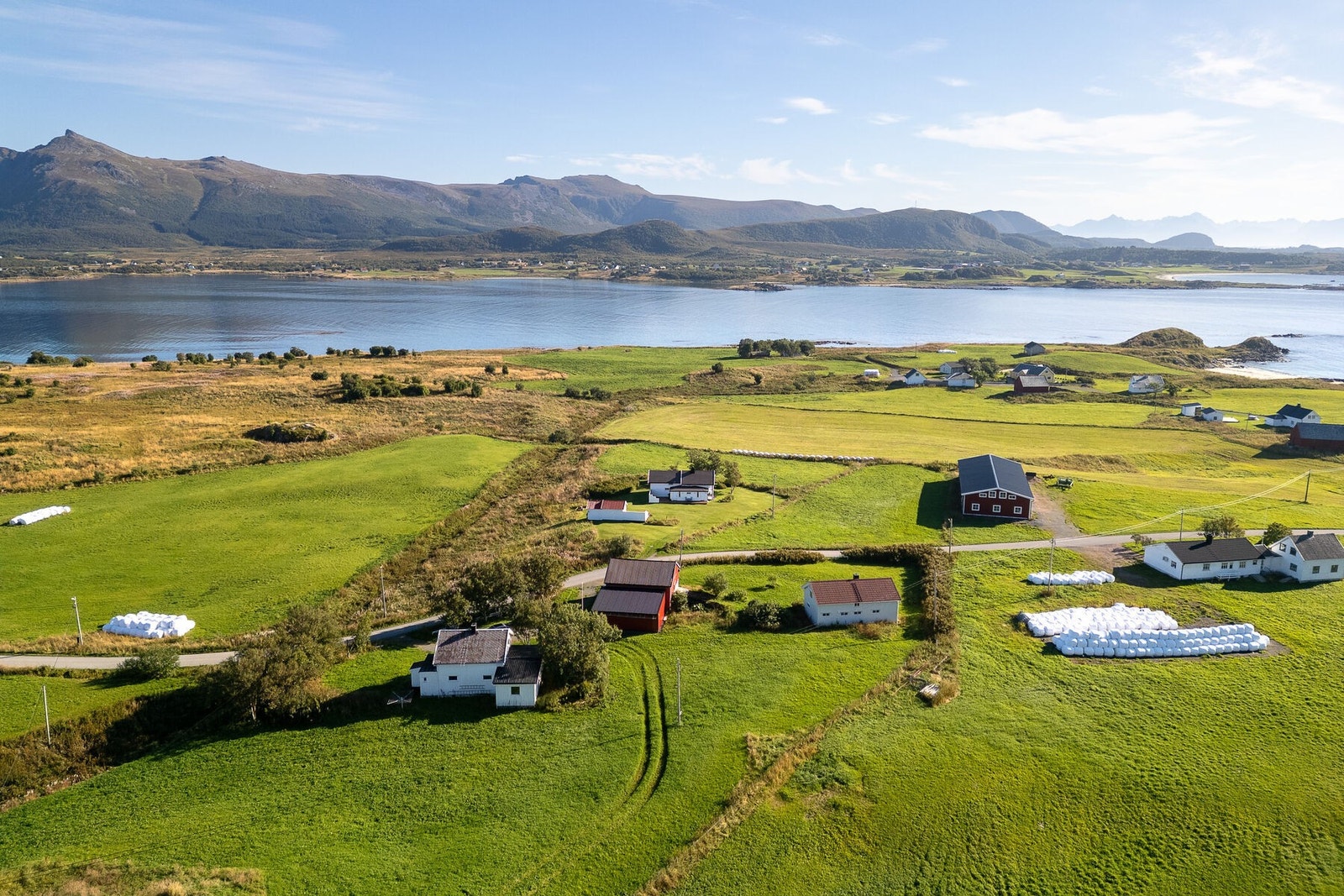 På Straume finner du bl.a. butikk, bensinstasjon med diner, barnehage, barneskole 1.-7., fotballbane og idrettsanlegg. Galleribilde