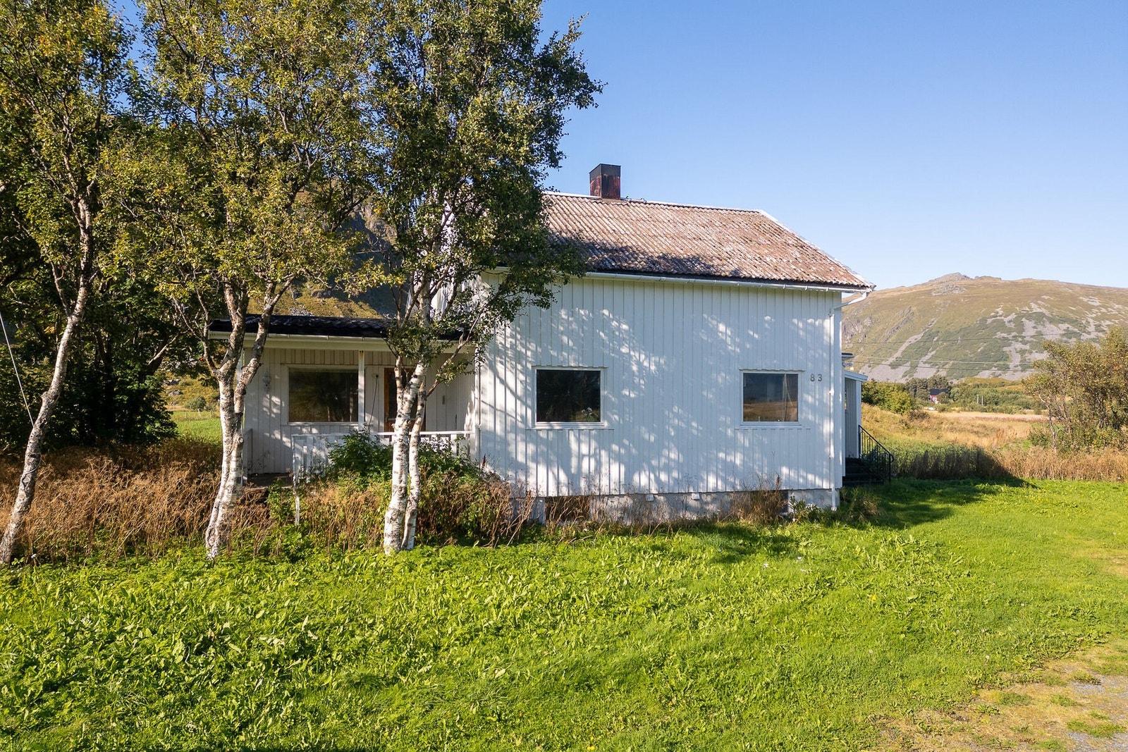 Søbergsveien nr. 83 er en eldre, koselig enebolig over tre etasjer. Rundt boligen er det opparbeidet med plen, trær og beplantning. Galleribilde