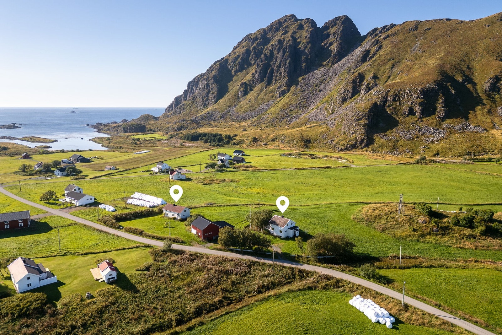 Landlig, fredelig og naturskjønn beliggenhet, med kort avstand til blant annet Søbergssanden og Søbergsfjellet. Skårvågfjellet finner du også i nærområdet. Galleribilde