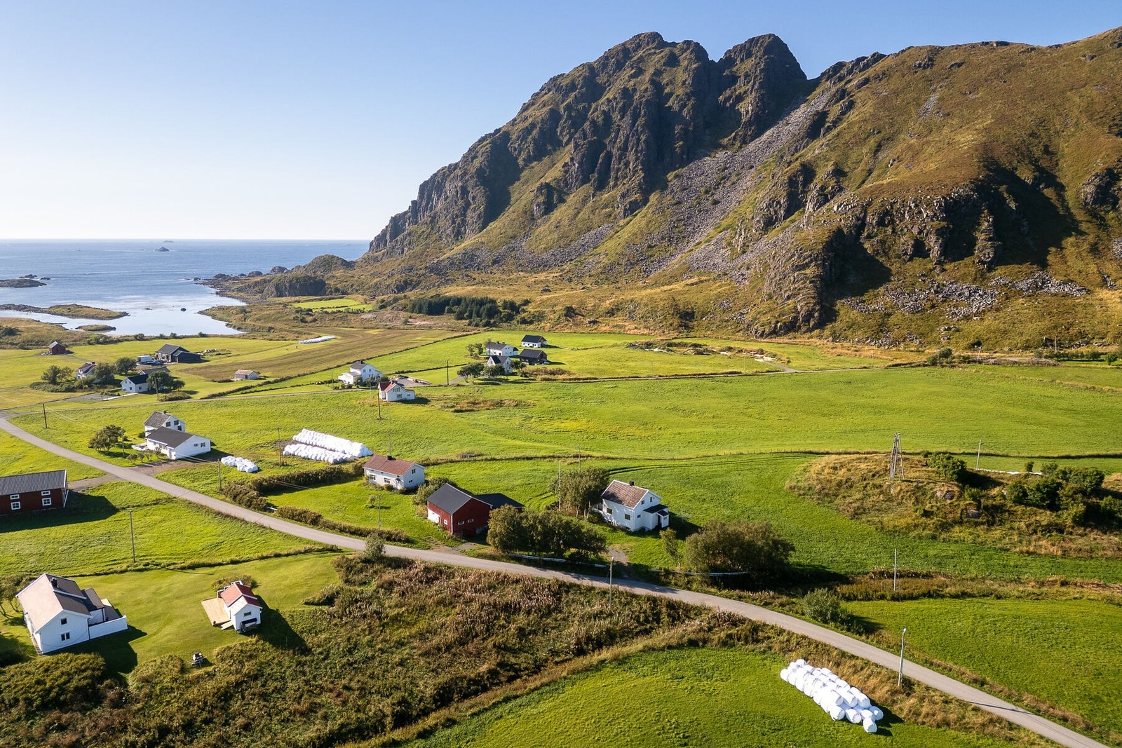 Eiendommen sett fra lufta og nærområdet rundt. Galleribilde