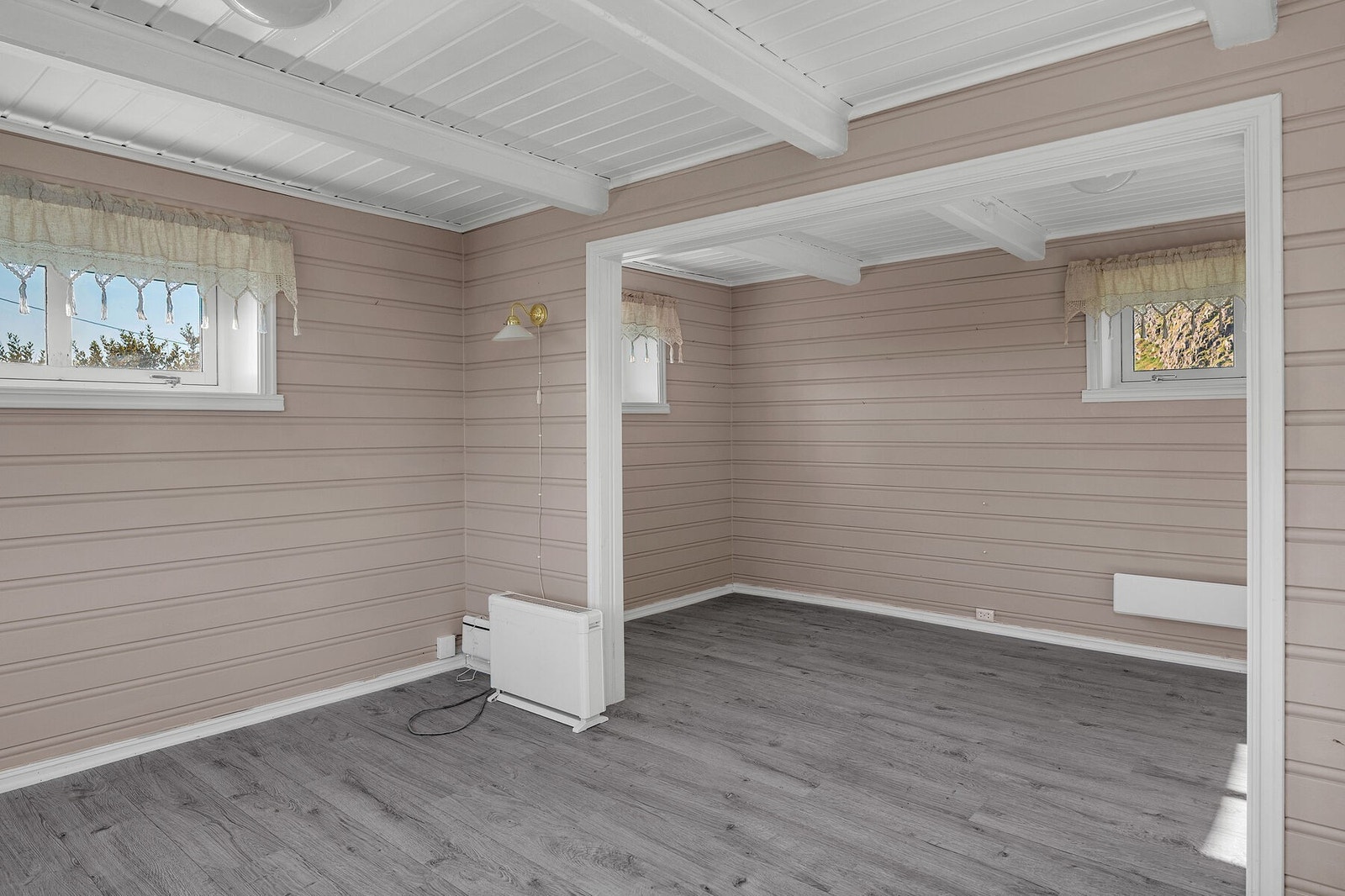 Stuen har plass til flere møbleringssoner, og fremstår enkel å møblere. Galleribilde