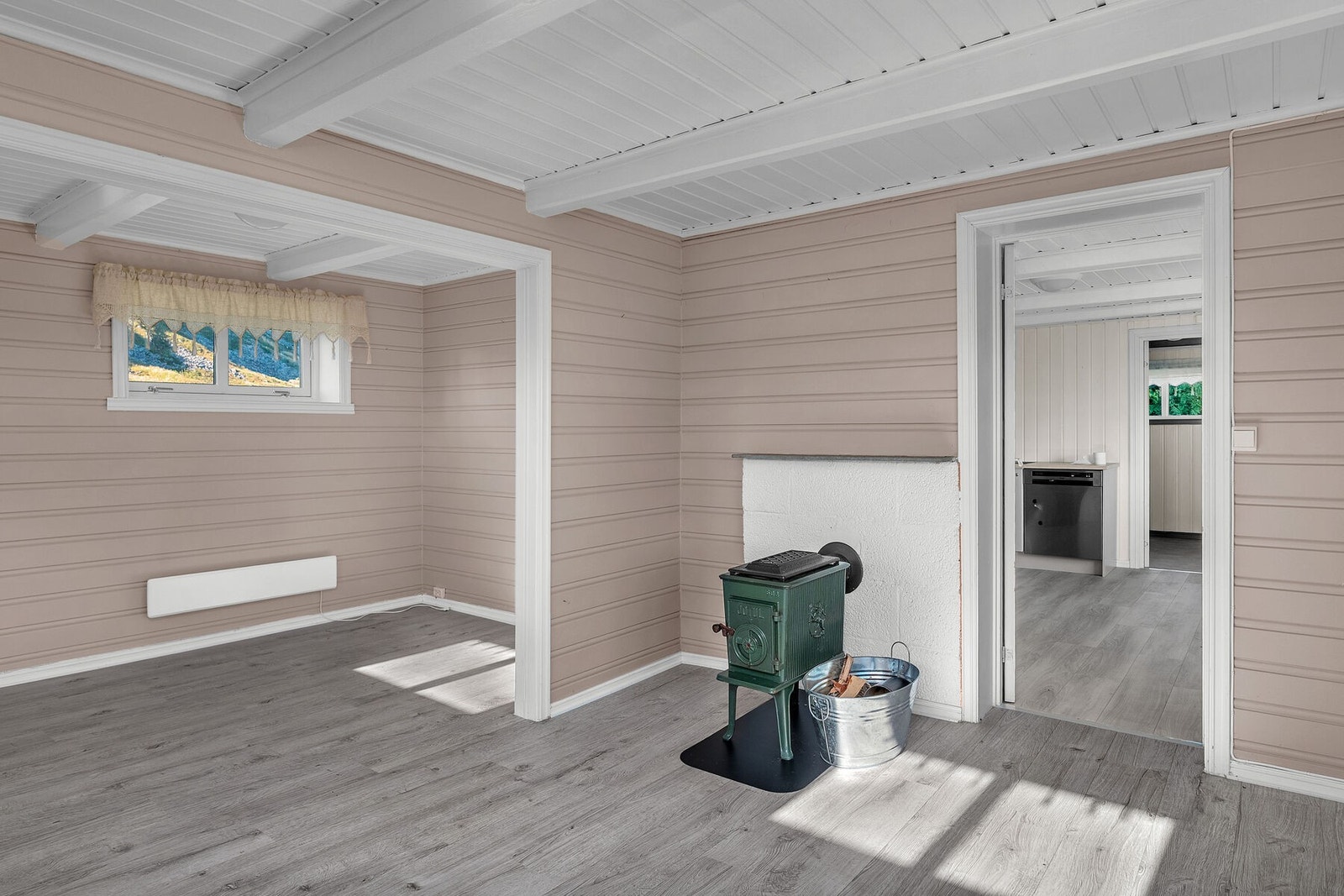 Det er vedovn både i stue og kjøkken. For øvrig elektrisk oppvarming. Galleribilde