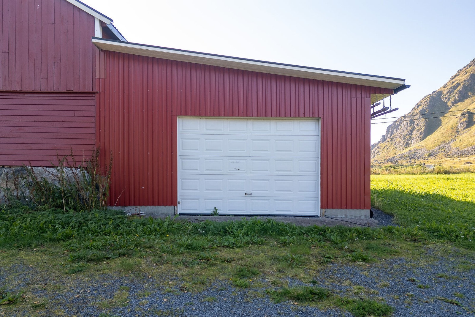 Fjøsen ble tilbygget med garasje i 2000. For øvrig er det parkering på tomt. Galleribilde