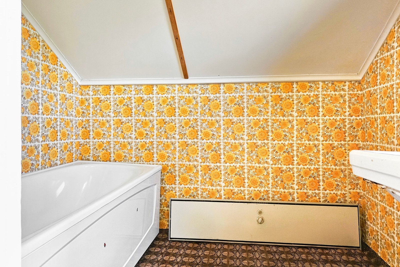 Bad nummer 2 er også eldre, med behov for oppgradering. Badet har servant og badekar. Galleribilde