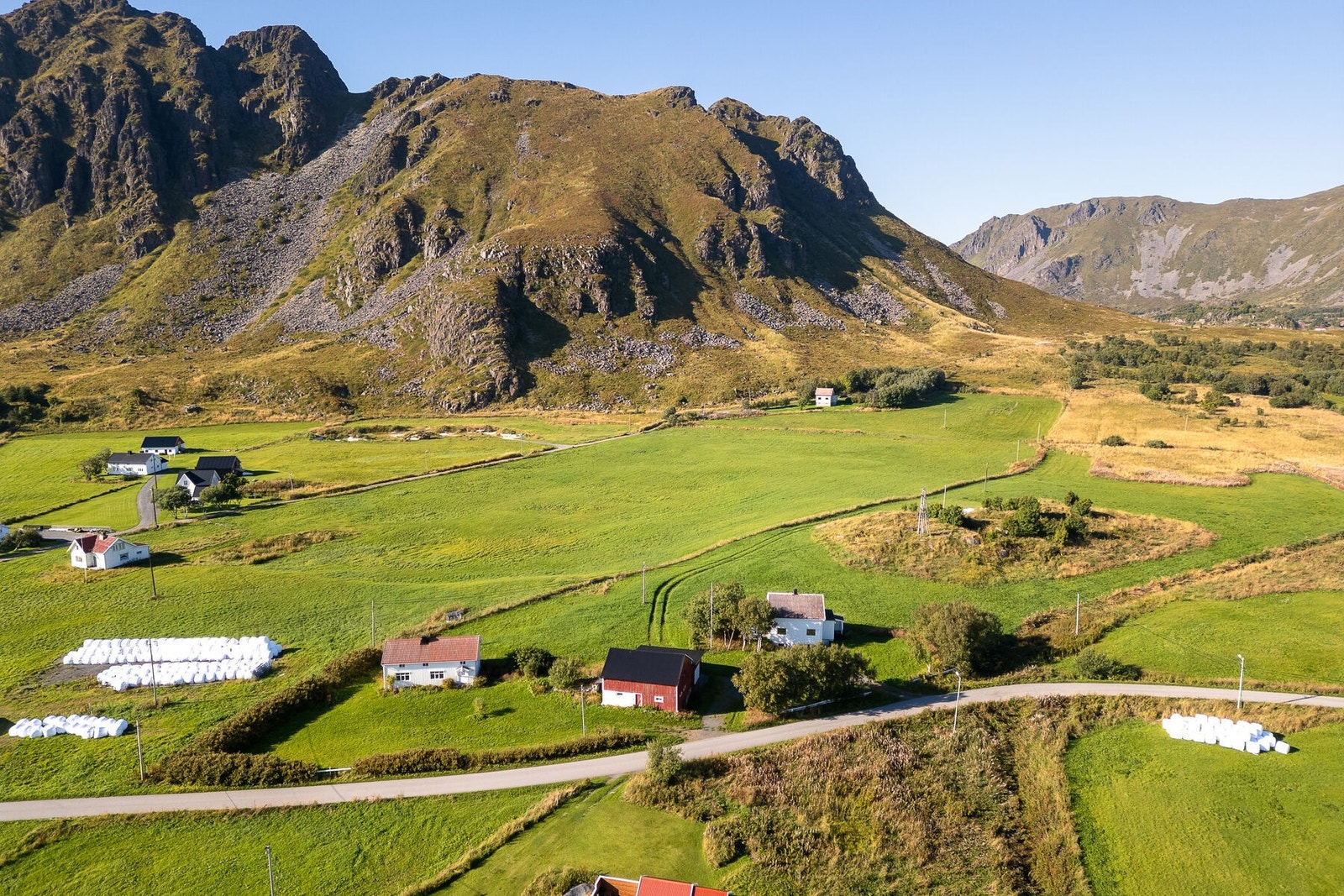 Eiendommen består av 6 teiger der bebygd teig ligger i rolige og landlige omgivelser på Søberg med solåpen beliggenhet. Galleribilde
