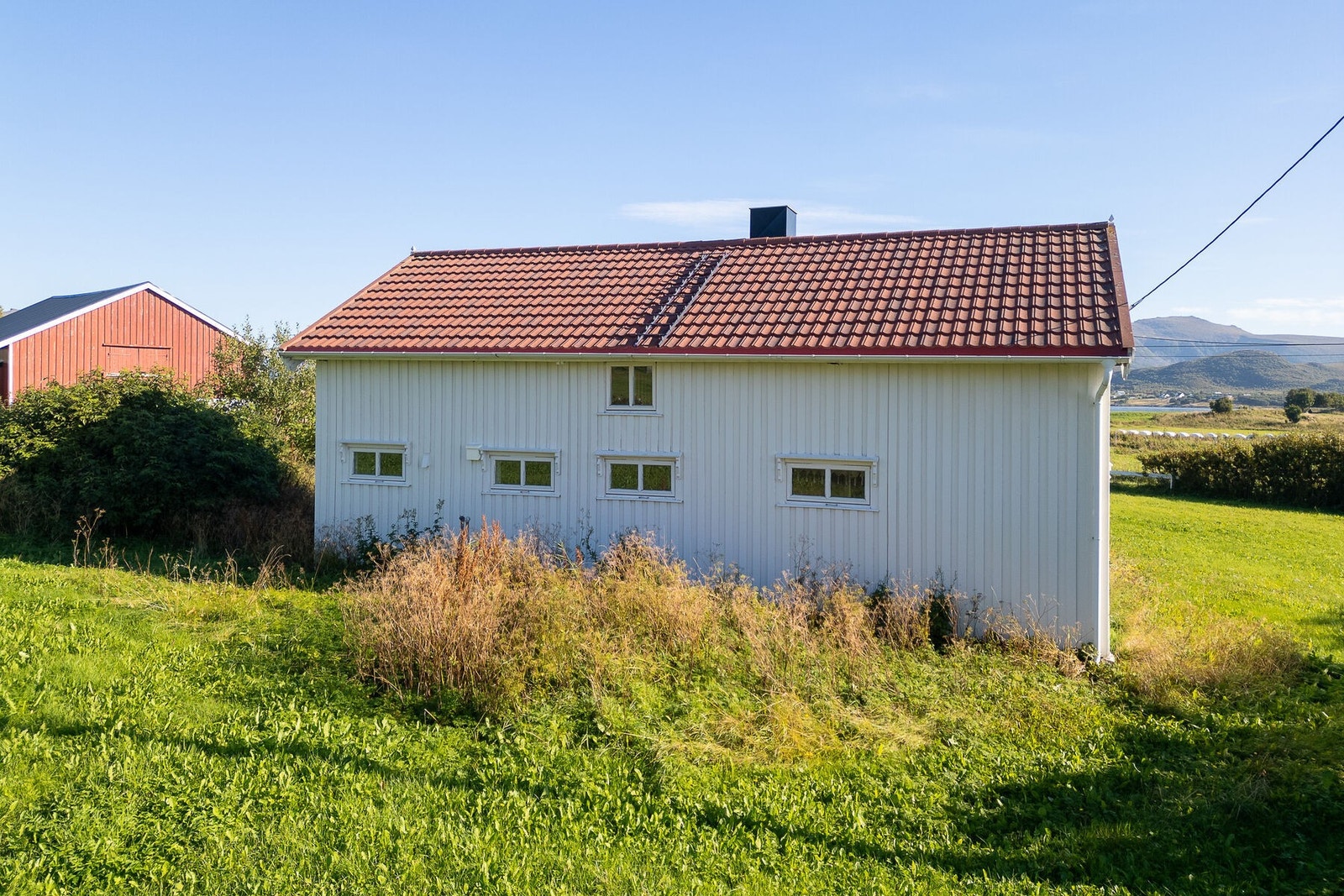 Det er blant annet skiftet vinduer og taktekking. Boligen fremstår som normalt vedlikeholdt, selv om den stedvis har noe etterslep på vedlikehold og oppgraderinger. Galleribilde