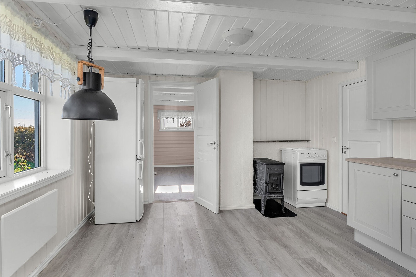 Kjøkkenet har opplegg for frittstående hvitevarer. Galleribilde