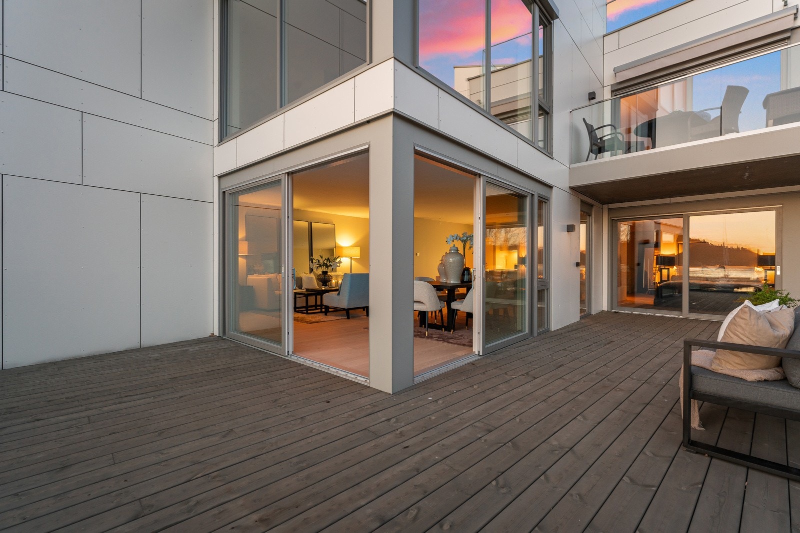 Store skyvedører fra stuen og fra hovedsoverom Galleribilde