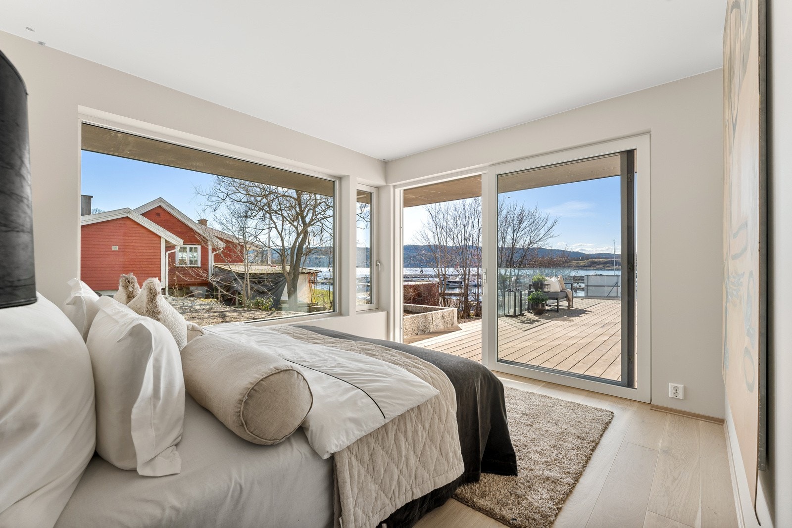 Hovedsoverom med skyvedør ut mot terrassen Galleribilde