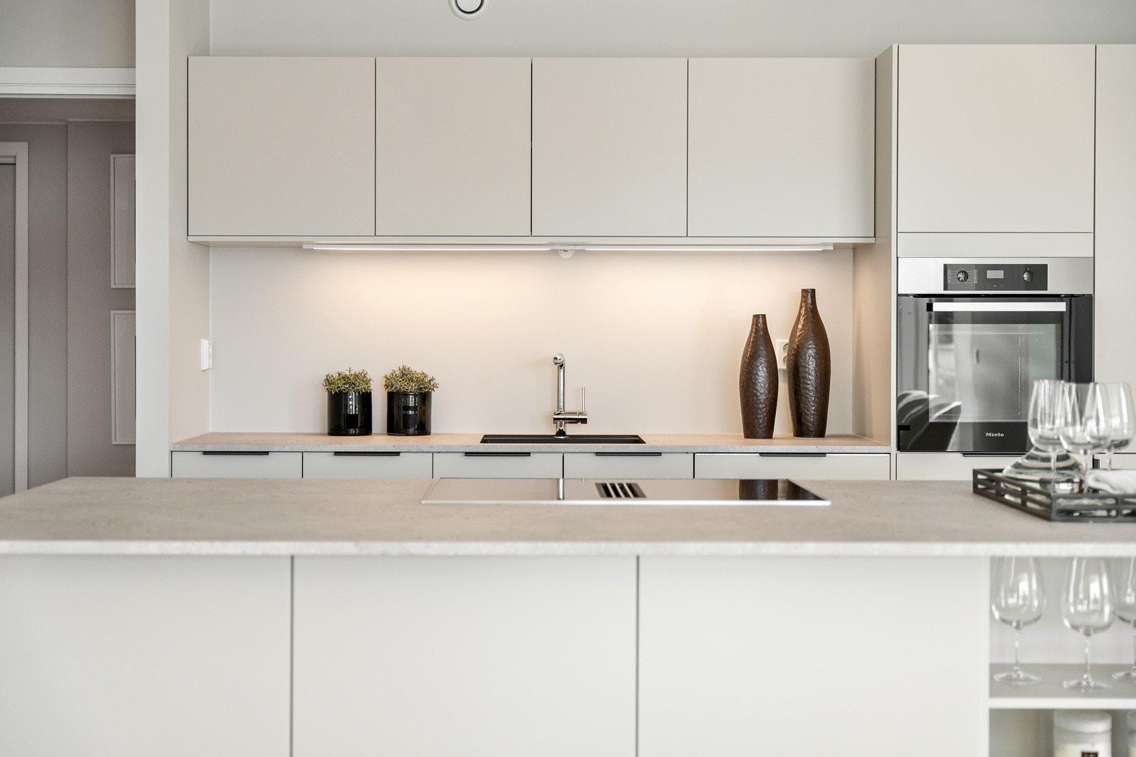 Hyggelig kjøkkenøy og integrerte hvitevarer Galleribilde