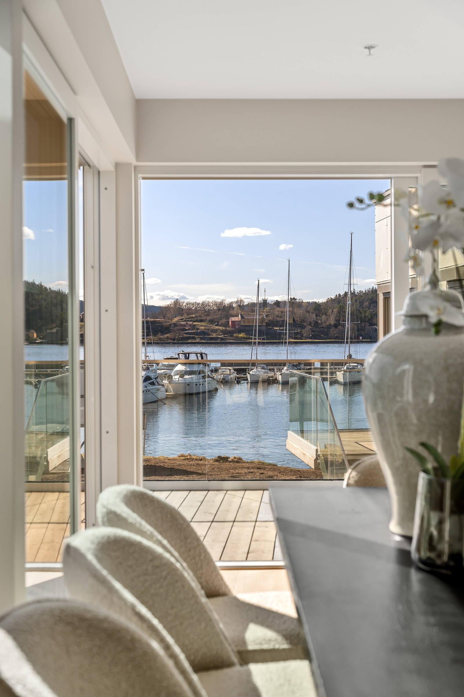 Store vindusflater og skyvedør ut mot terrasse på 36 kvm Galleribilde