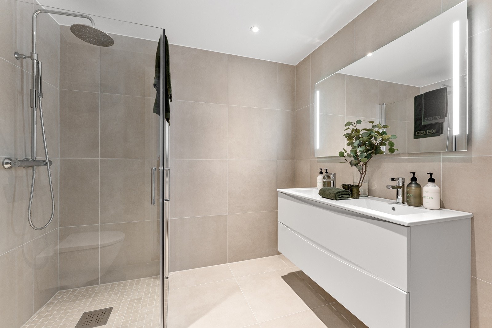 Bad i direkte tilknyttning til hovedsoverommet Galleribilde