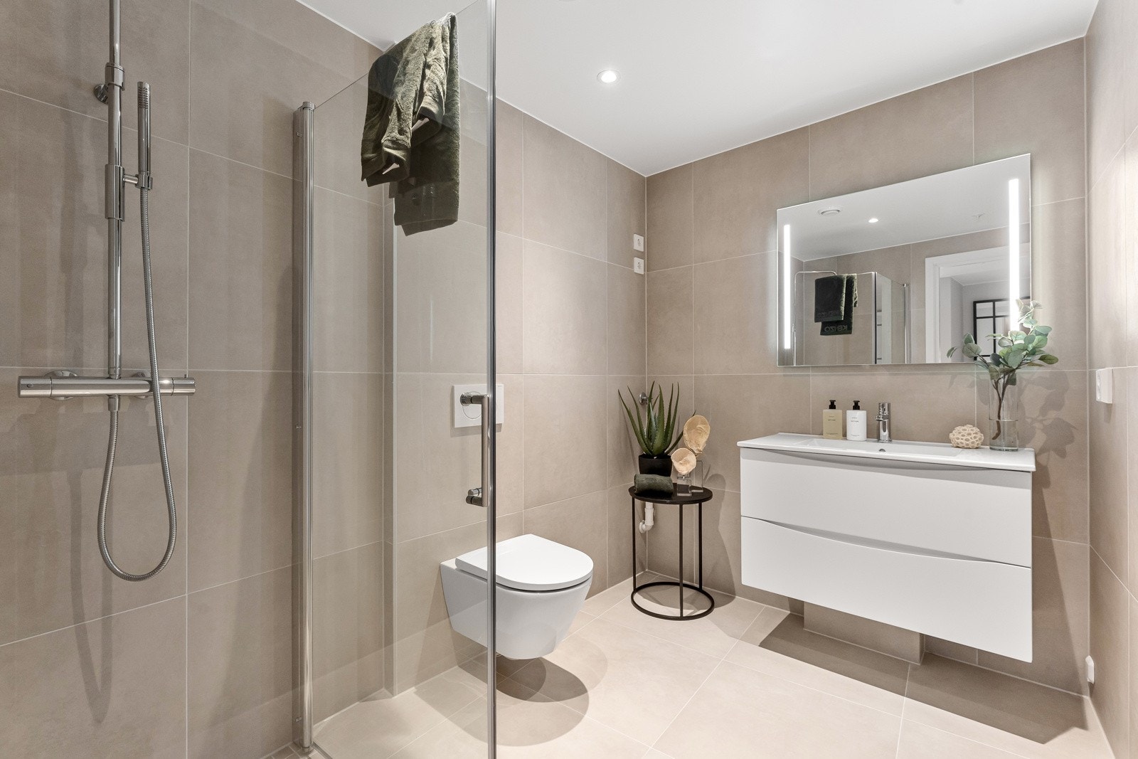 Bad i hallen med opplegg for vaskemaskin og tørketrommel Galleribilde