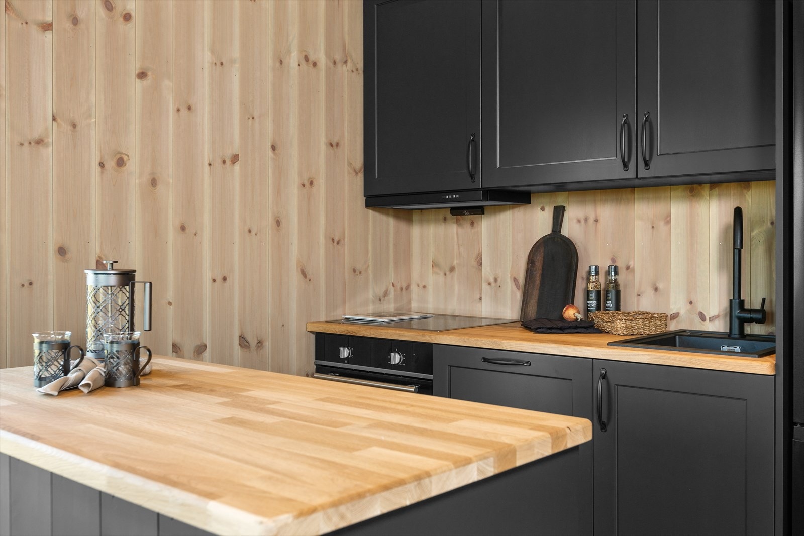 Kjøkkeninnredningen er lokalprodusert av snekker Halvorsen, noe som gir ekstra god utnyttelse av plassen. En praktisk kjøkkenøy fungerer som en fin, liten romdeler mot stue. Galleribilde