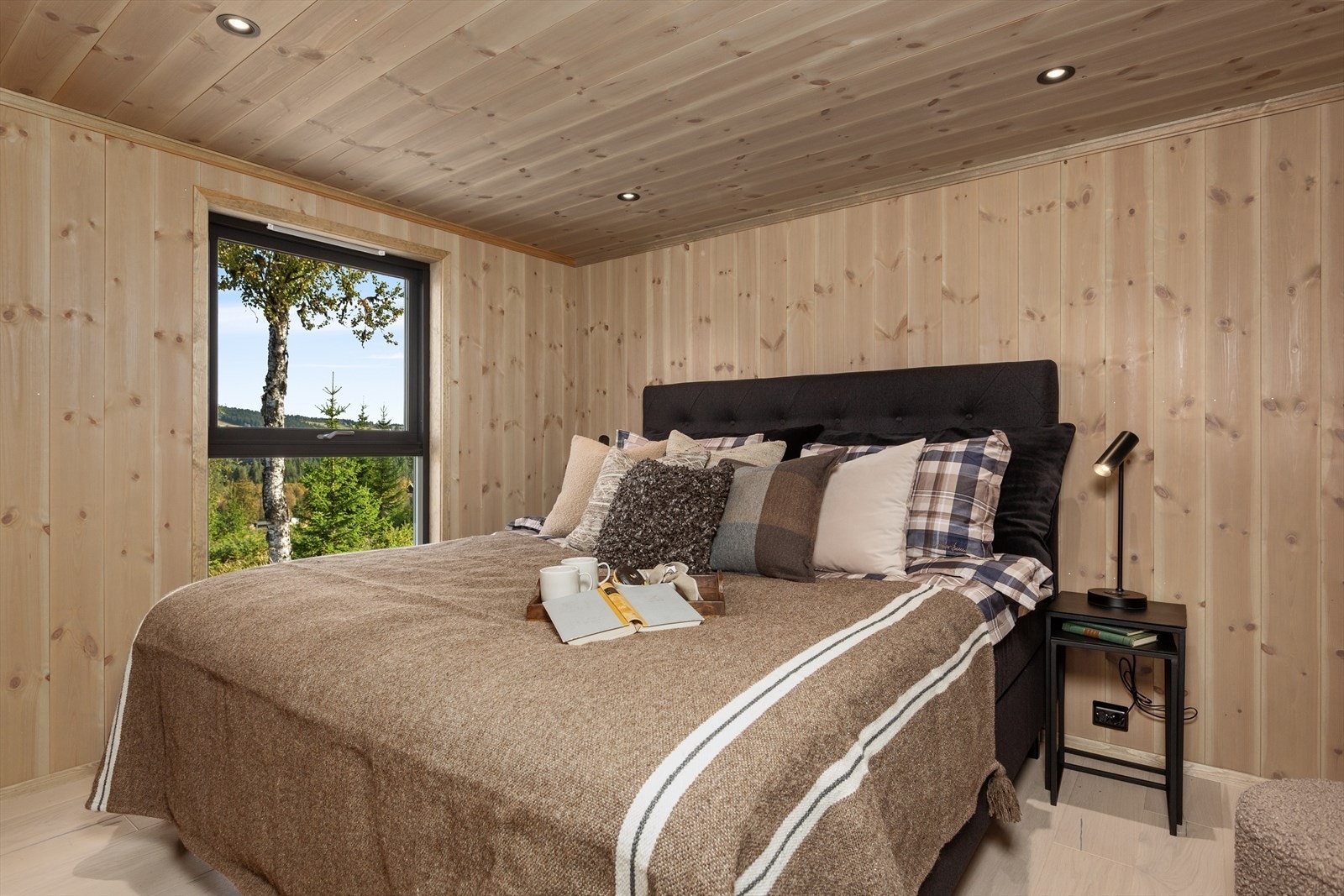 I hytta, som har pene enstavs parkettgulv av eik, er det to soverom. Begge soverommene er romslige med fin plass til dobbeltseng eller familiekøye, samt garderobeskap. Galleribilde