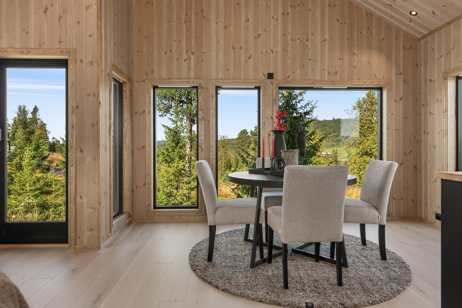 Fra stua/kjøkken er det også utgang til fin terrasse og videre til terreng. Galleribilde