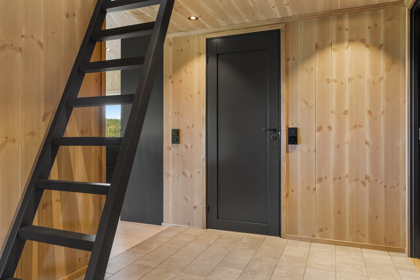 Fra entréen er det trappestige opp til hems med lavere takhøyde, men om lag 16 m² gulvareal. Galleribilde