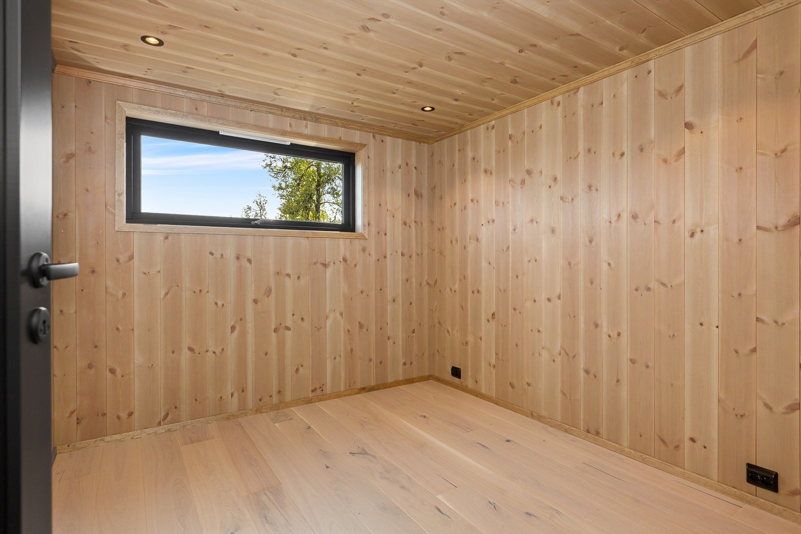 Soverommene har, som flere av hytta øvrige rom, stemningsfull downlightsbelysning. Galleribilde