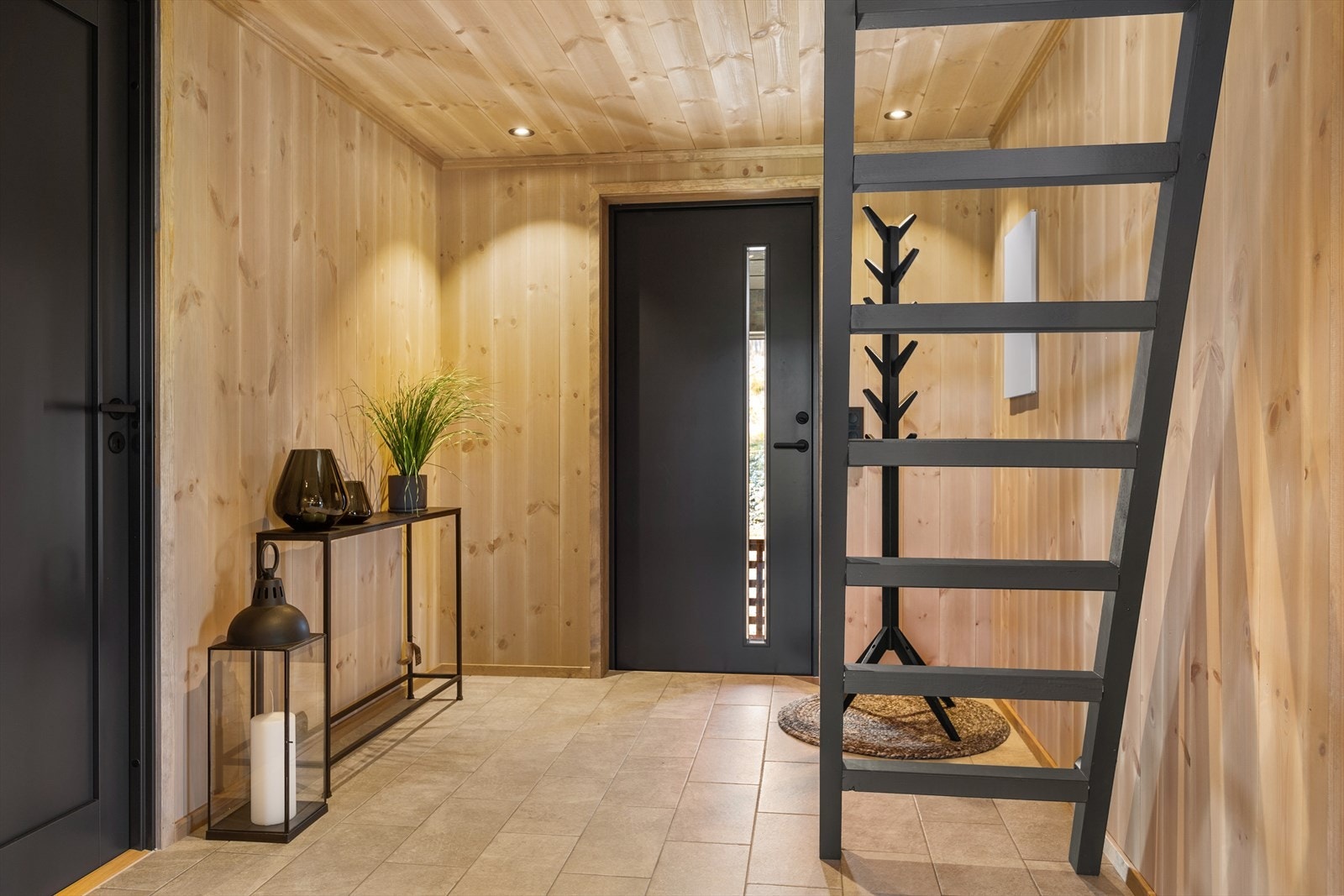 De samme pene gulvflisene, finner en også i hyttas romslige entré. Lun gulvvarme fra varmekabler gir god tørk av ytterjakker og sko etter aktive dager ute i det fri. Galleribilde