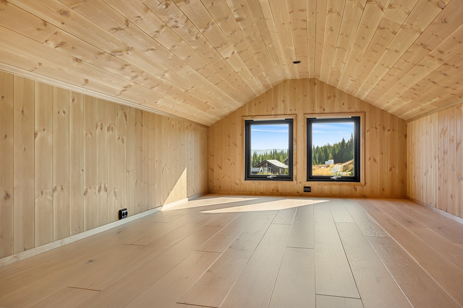 Hemsen vil garantert bli populær for familiens yngste, men vil også kunne være et godt sted for de voksne å trekke seg litt tilbake, kanskje ha en kontorplass eller bruke den som Tv-stue. Grunnet lav takhøyde er ikke rommet godkjent for varig opphold. Galleribilde