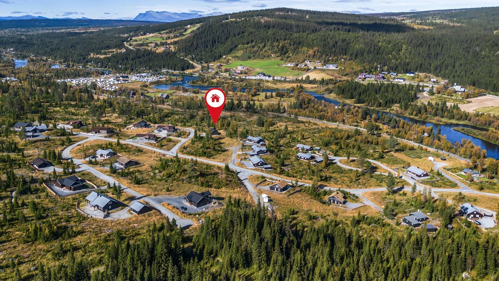 Om du velger denne, er det kort vei ned til fiskeelva Tisleia, til stier og stølsveier for opplevelsesrike fot- og sykkelturer og, ikke minst, til et flott løypenett. Det er også kort vei til Joker Fjellbu og til hyggelige serveringssteder. Galleribilde