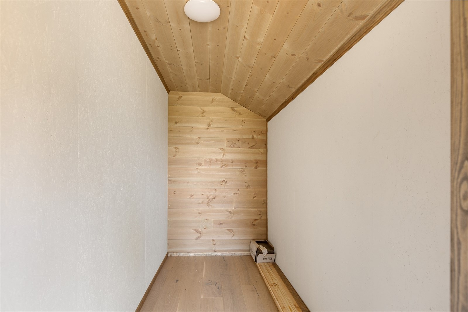 I tilknytning til hyttas overbygde inngangsparti er det adkomst til bod for oppbevaring av ved og utstyr. Galleribilde