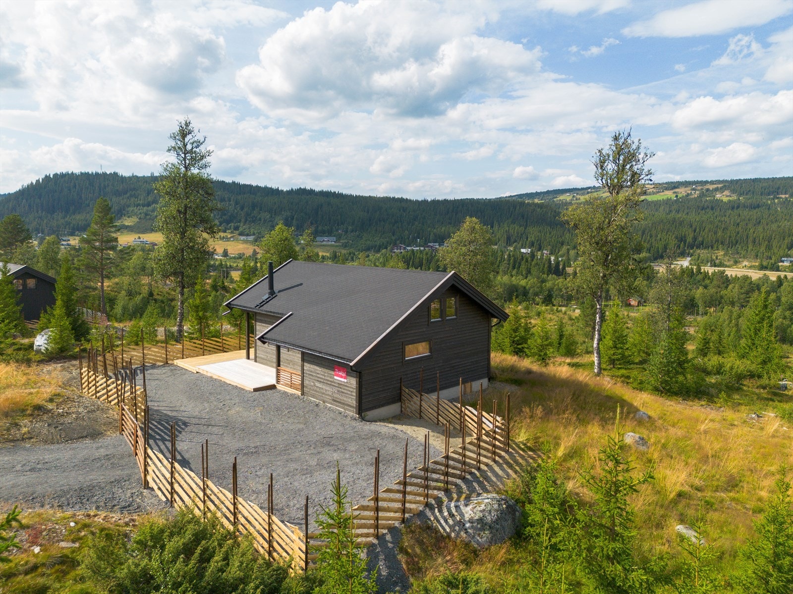 Hytta har lett helårs adkomst og med er et flott utgangspunkt for turer i både Valdres og Hallingdal. Galleribilde