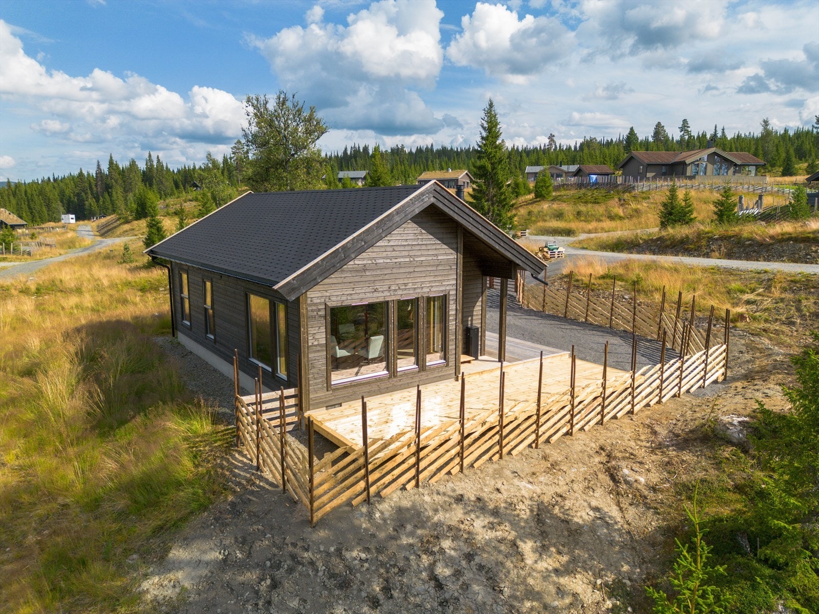 Kan du tenke deg å møte høsten og vinteren i en helt nyoppført hytte, beliggende i et passe stort hyttefelt omgitt av vakkert turterreng sommer som vinter? Galleribilde