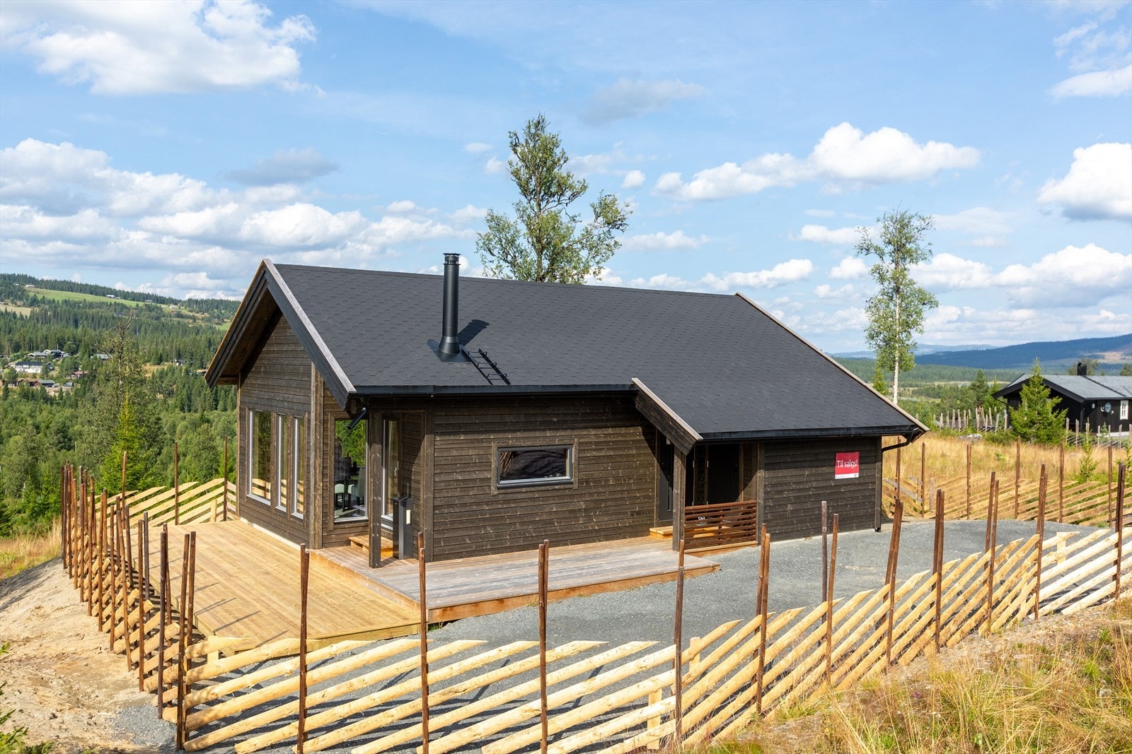 Det er etablert en terrasse med god plass til utemøbler. Galleribilde