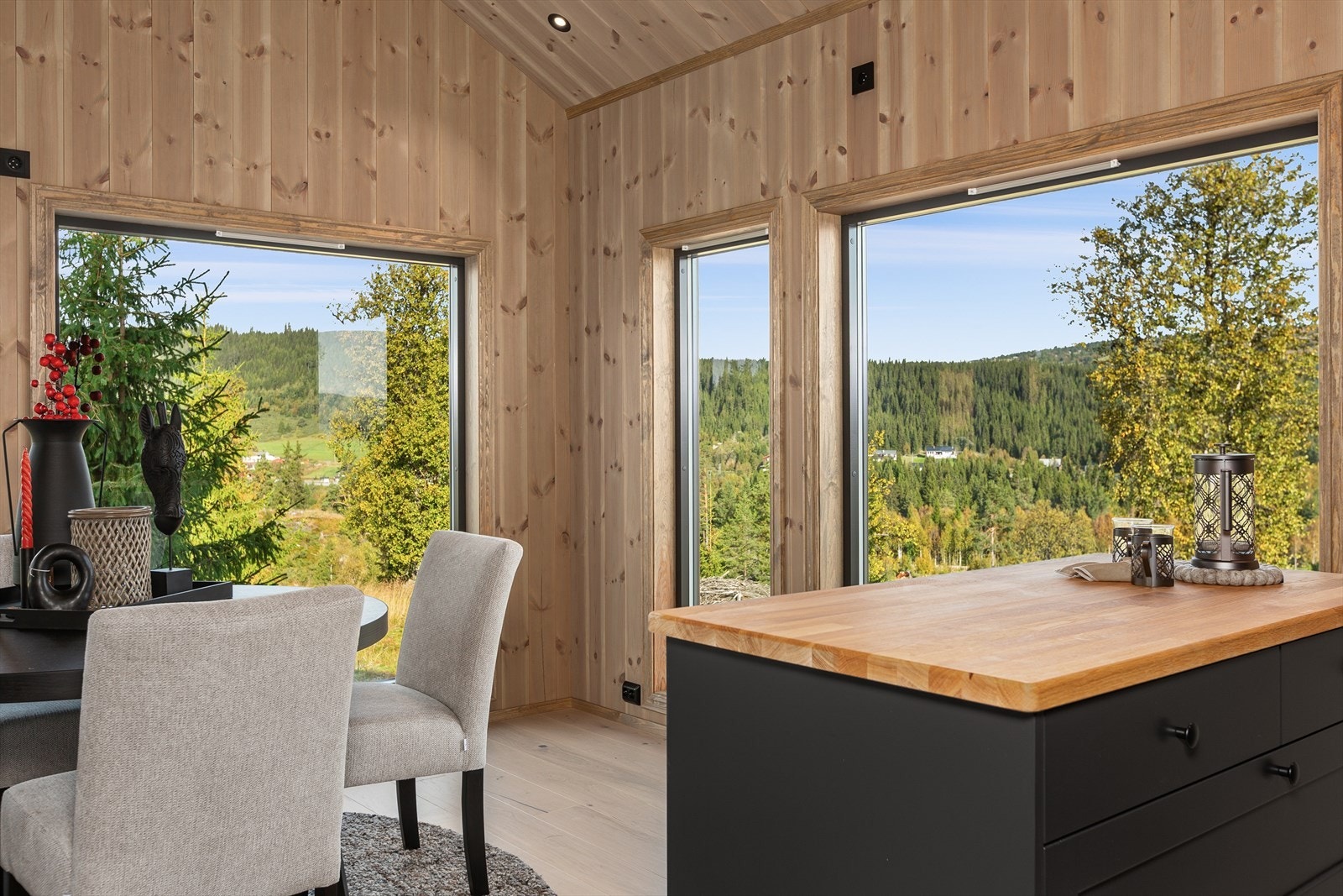 Den åpne løsningen mellom stue og kjøkken gjør hytta ekstra lys og sosial. Galleribilde