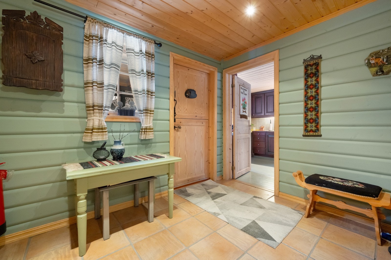 Velkommen inn! Hytta har romslig gang med god plass til yttertøy og sko Galleribilde