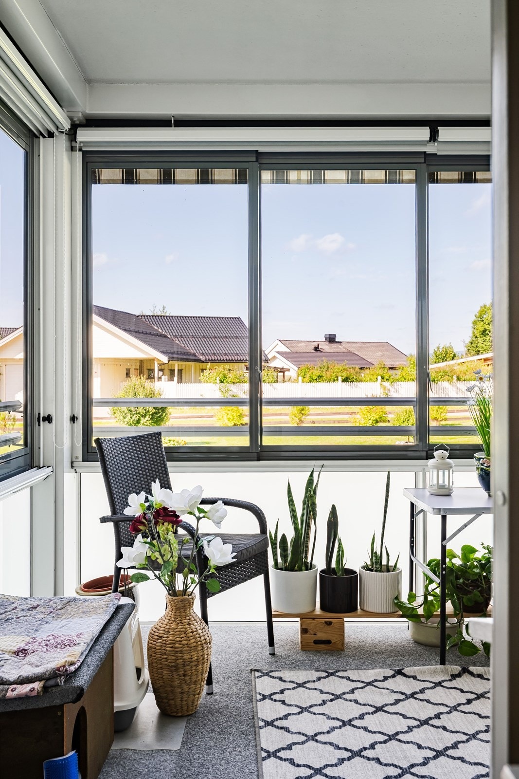 Fra stuen har du utgang til en solrik innglasset balkong på ca. 10m² mot vest. Siden balkongen er innglasset blir dette et fint ekstra rom som kan brukes gjennom hele året. Galleribilde