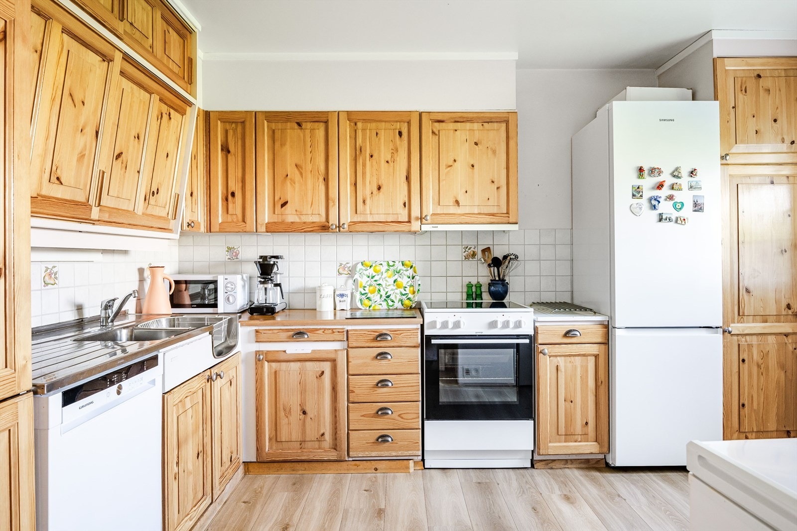 Kjøkkeninnredning med masse skap- og benkeplass! Kjøkkeninnredningen er av eldre dato, men det anses ikke nødvendig med umiddelbare tiltak. Galleribilde