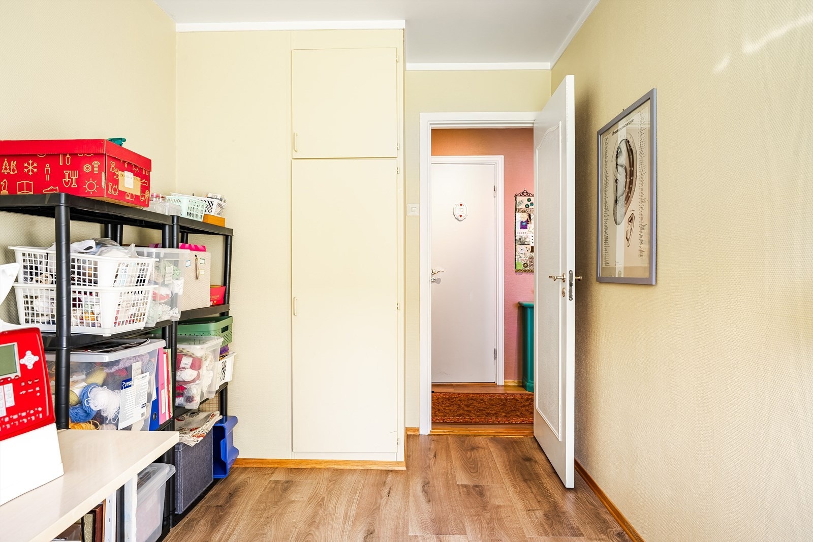 Soverommet har enstavs laminat fra 2014 på gulv og oppbevaringsplass i innebygd garderobeskap. Galleribilde