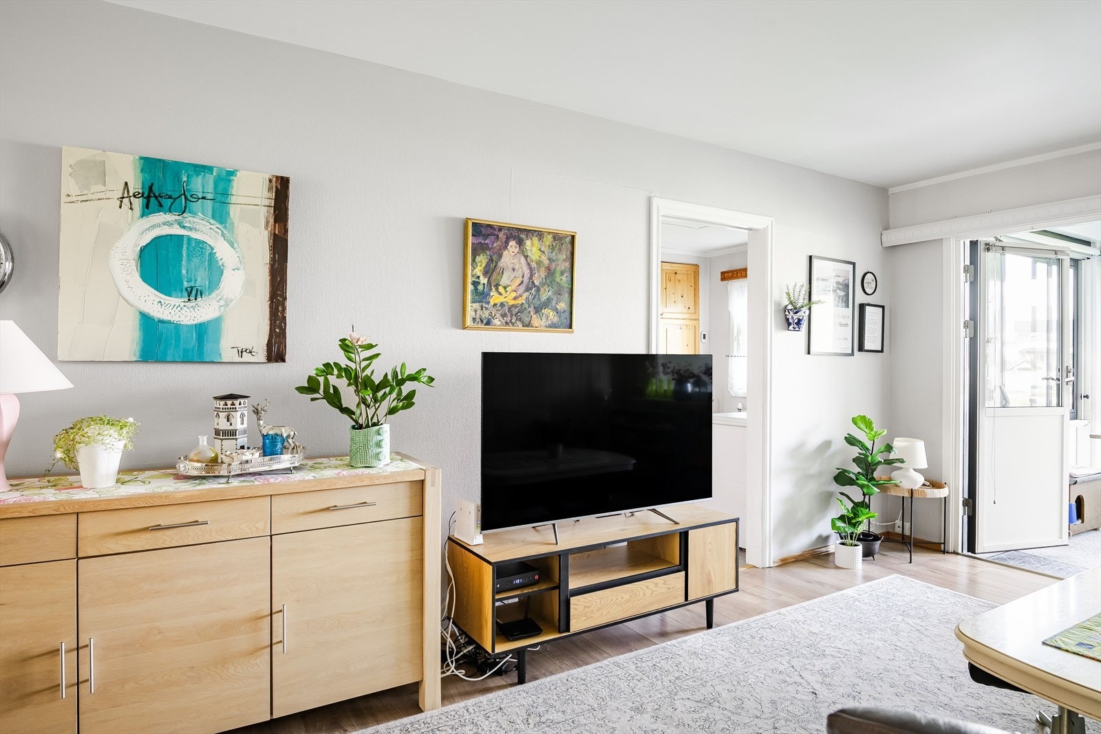 Leiligheten holdes god og lun på vinterstid med fjernvarme til radiatorer. Både oppvarming med fjernvarme og TV/bredbånd er inkludert i felleskostnadene. Galleribilde