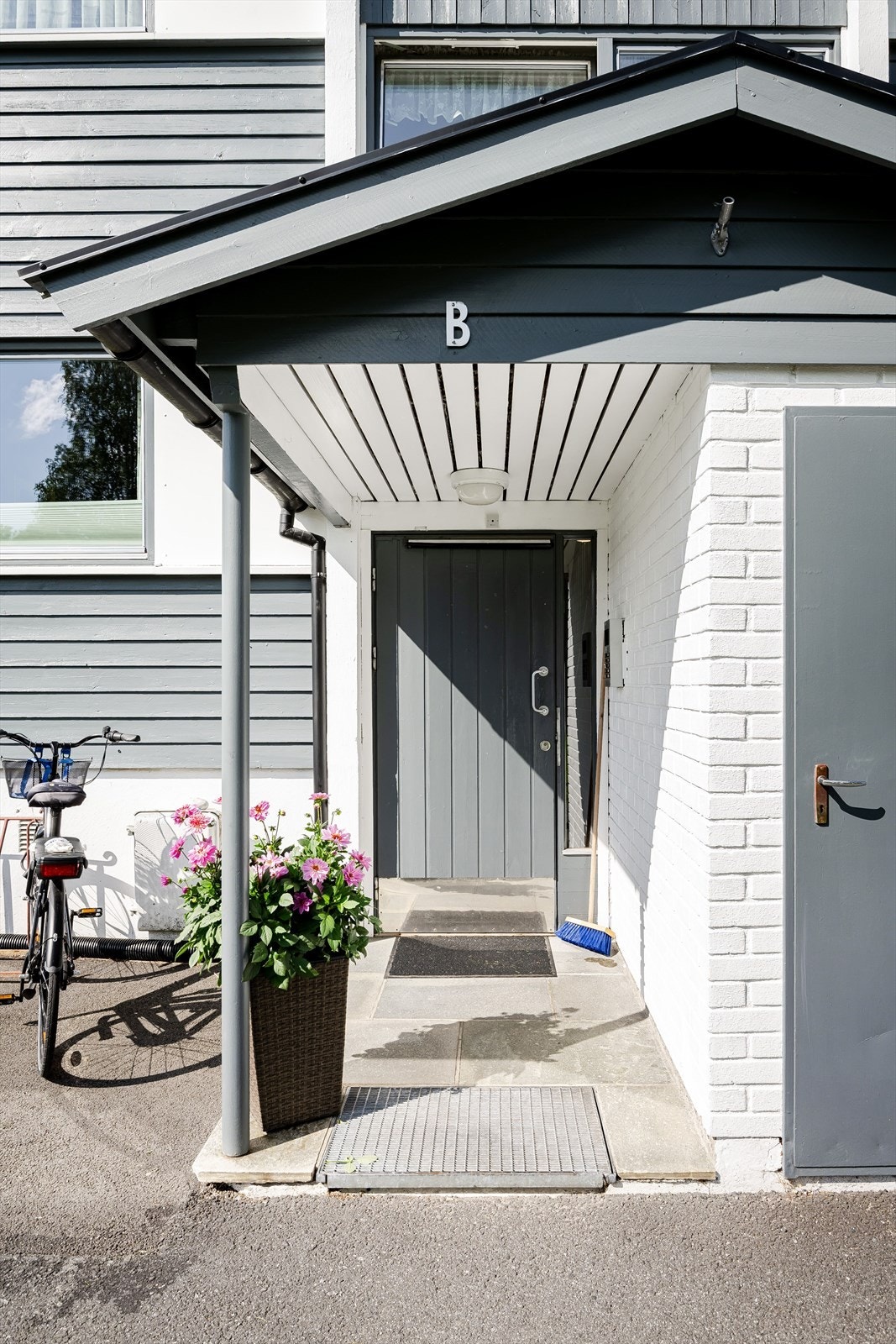 Du ønskes velkommen inn via et hyggelig overbygget inngangsparti med calling-anlegg. Galleribilde