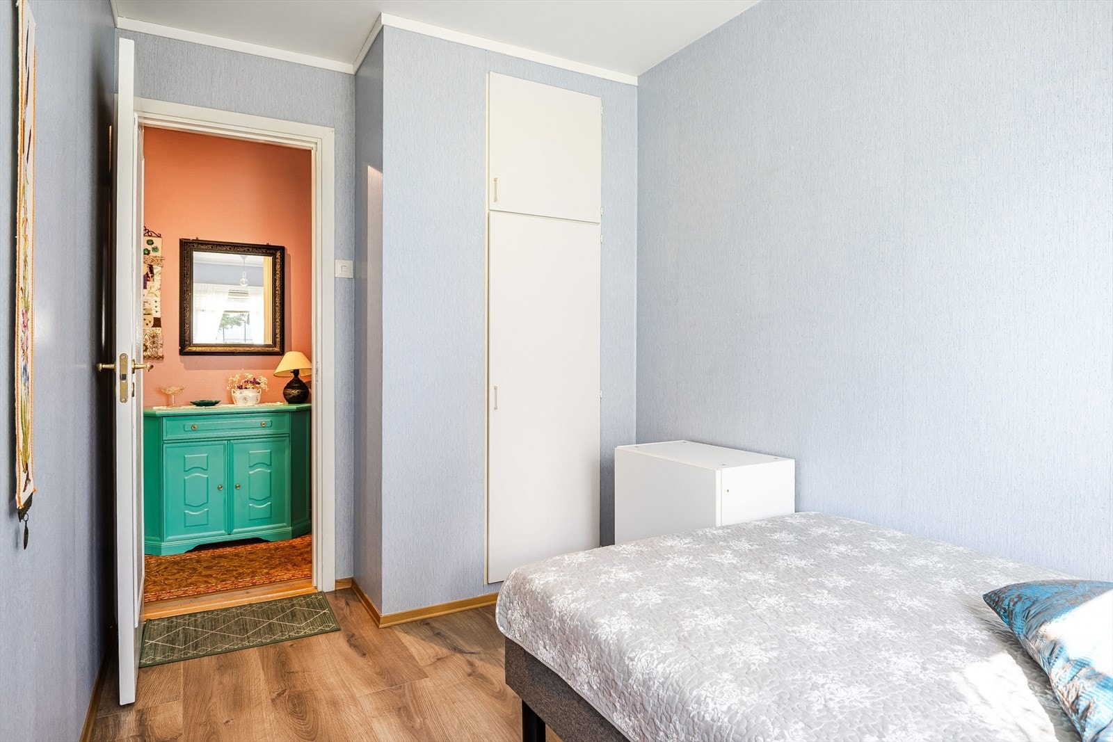 Soverommet har enstavs laminat fra 2014 på gulv og oppbevaringsplass i innebygd garderobeskap. Galleribilde