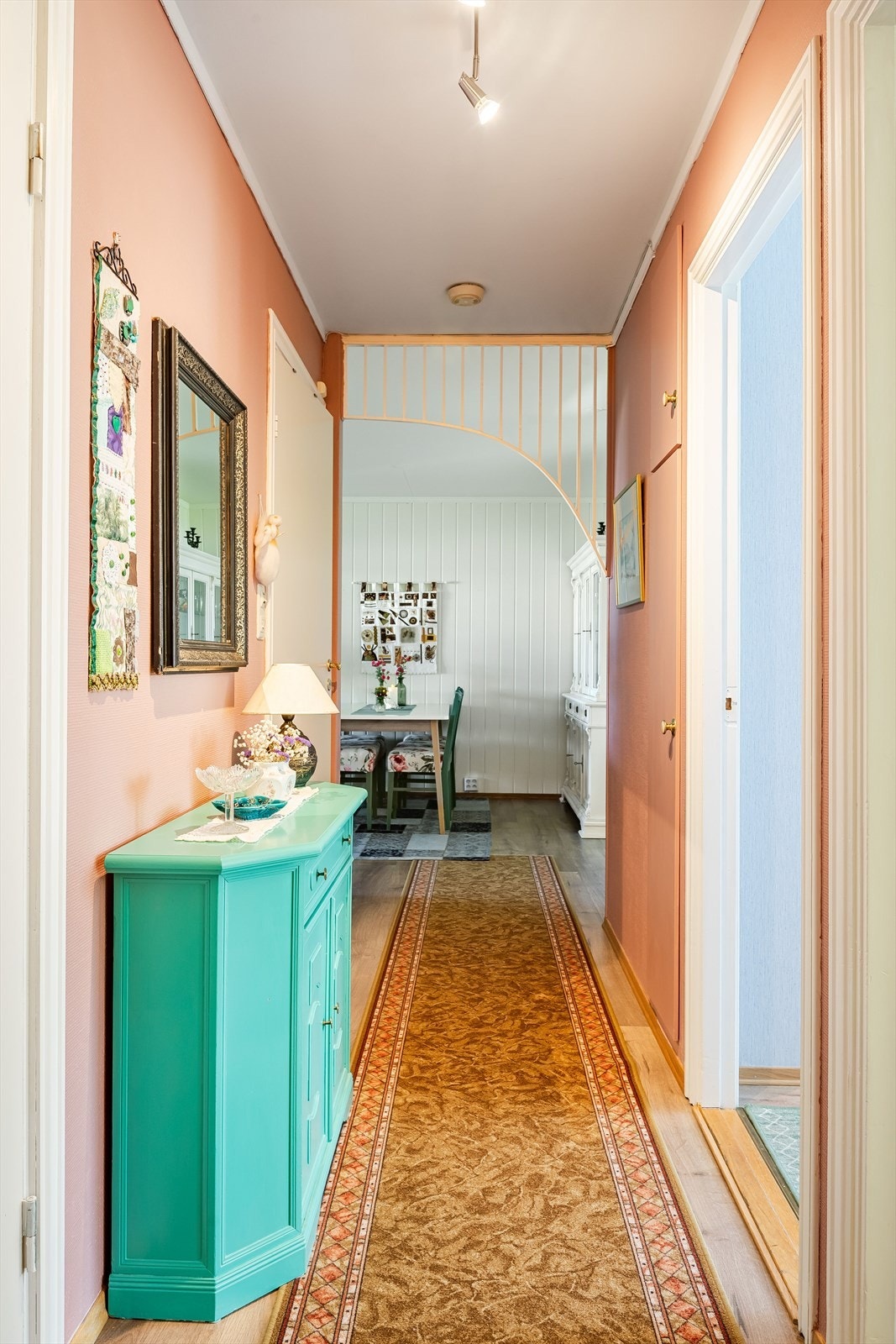 Entréen ble malt i 2025 og har moderne enstavs laminat fra 2014 på gulv. Galleribilde