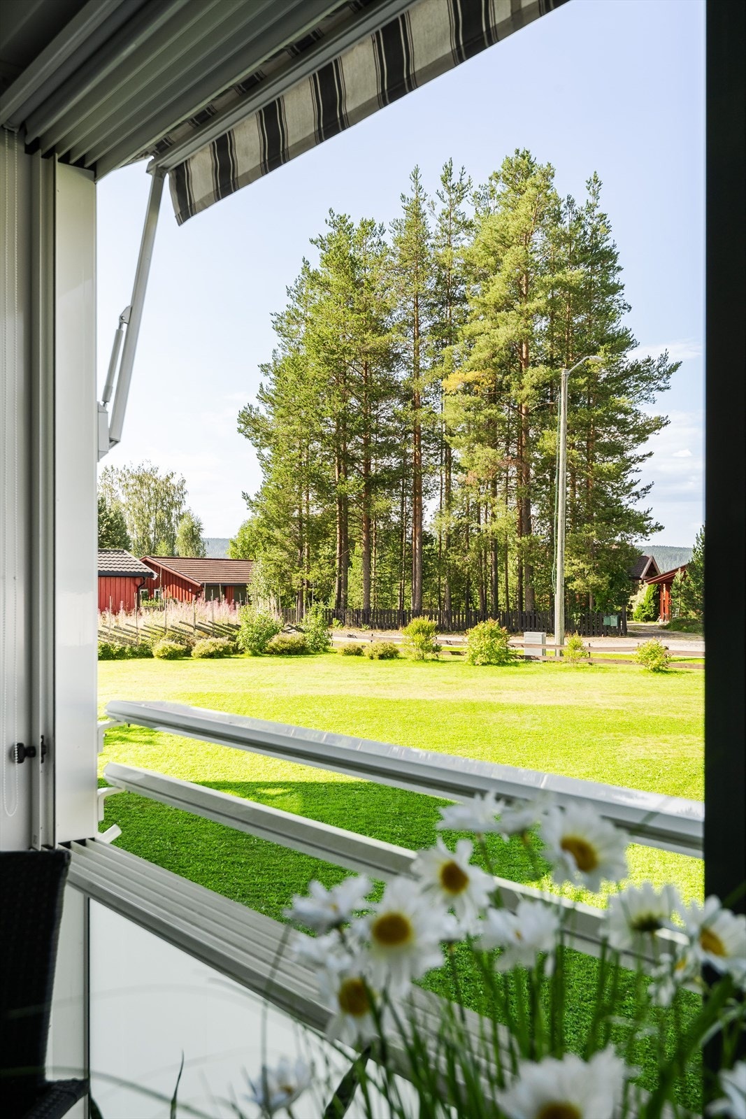 Beliggenheten mot vest sørger for gode solforhold på ettermiddag og kveld. Hyggelig utsyn over grønne fellesarealer. Galleribilde