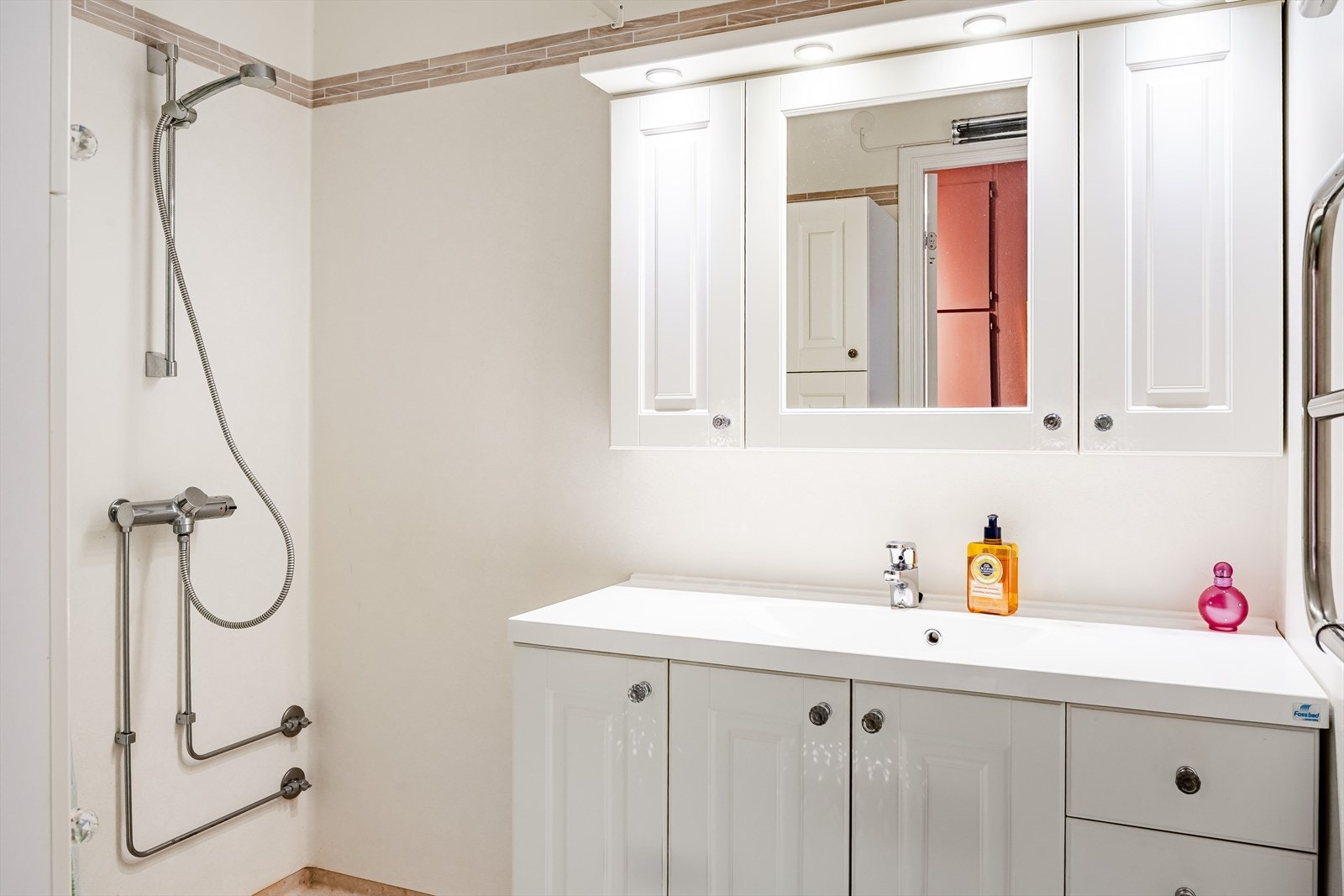 Leiligheten har et lyst baderom som ble pusset opp i 2014 iht. tidligere salgsoppgaver. Baderommet har belegg på gulv, vegger med baderomsbelegg og mekanisk avtrekk. Oppvarming med elektrisk stråleovn montert over døren. Galleribilde